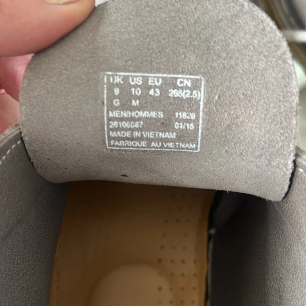 Clark’s gray suede leather chukka boots size 10